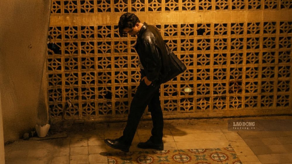 A leather jacket combined with jeans in the same tone is a simple and elegant way to coordinate clothes for men. Photo: Quoc Chung