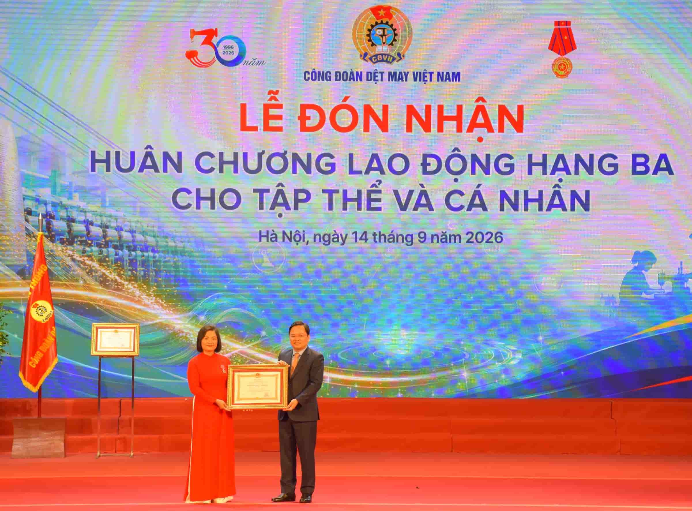 Ông Nguyễn Anh Tuấn - Ủy viên Trung ương Đảng, Chủ tịch Tổng Liên đoàn Lao động Việt Nam trao Huân chương Lao động hạng Ba cho Chủ tịch Công đoàn Dệt may Việt Nam Phạm Thị Thanh Tâm. Ảnh: Thu Mai/Công đoàn Dệt may Việt Nam.