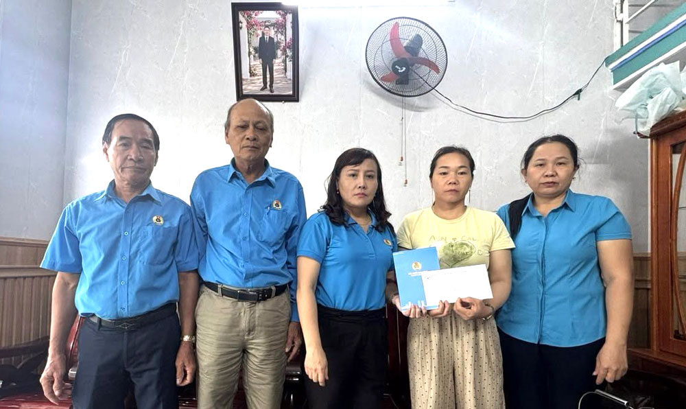 Da Nang City Labor Federation visits and supports families of union members of Nui Thanh commune Fisheries Trade Unions. Photo: Da Nang Trade Union