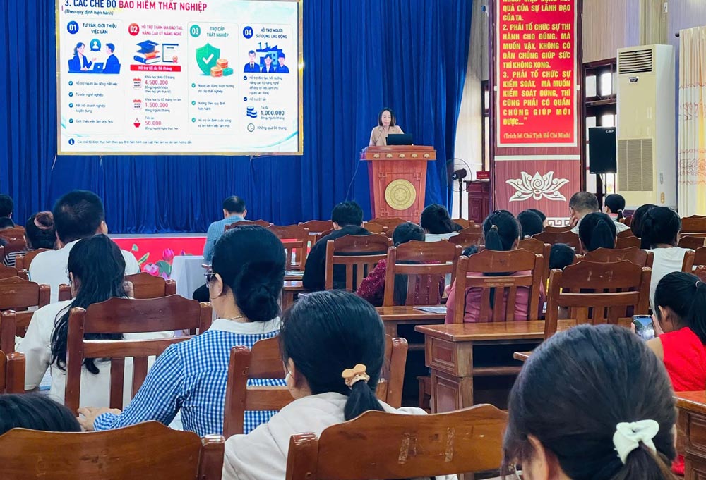 Dien Ban Ward Trade Union, Da Nang coordinates to organize a conference to propagate unemployment insurance for union members and workers. Photo: Dien Ban Trade Union