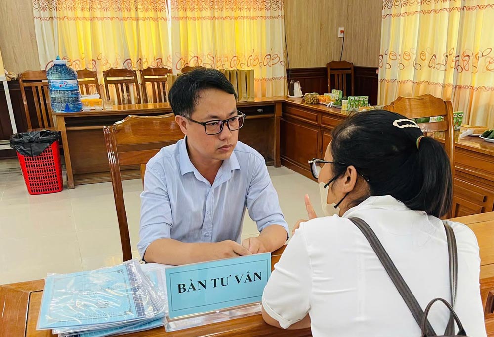 Đại diện Trung tâm Dịch vụ việc làm thành phố Đà Nẵng giải đáp cụ thể, tận tình những thắc mắc của người lao động. Ảnh: Công đoàn Điện Bàn