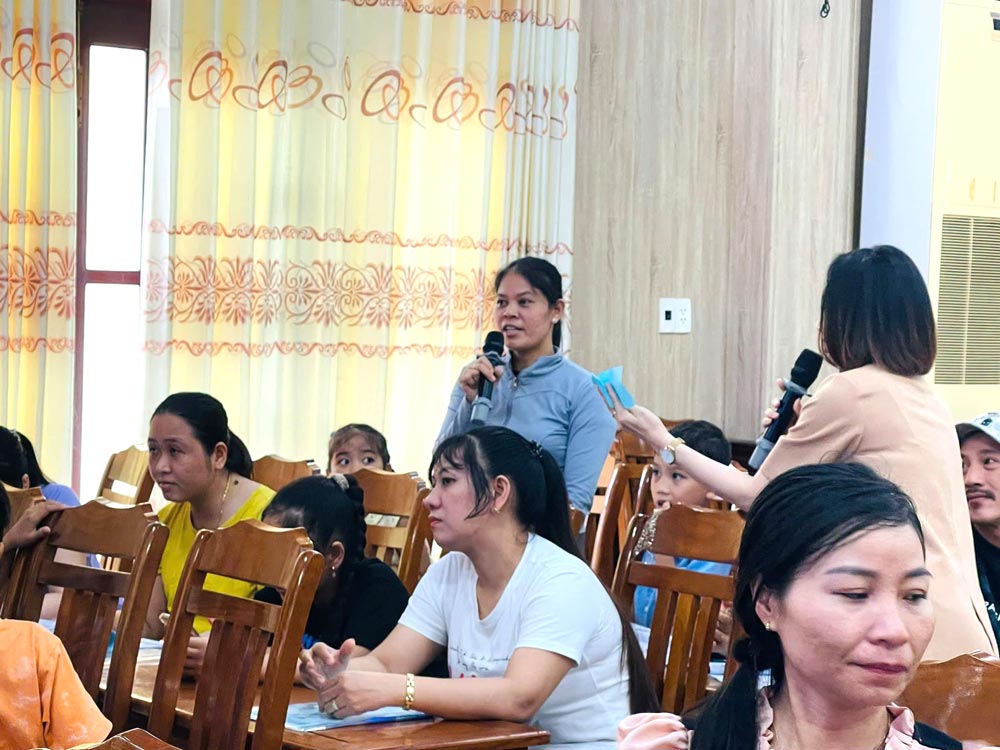 Đoàn viên, người lao động đặt câu hỏi với cán bộ tư vấn. Ảnh: Công đoàn Điện Bàn