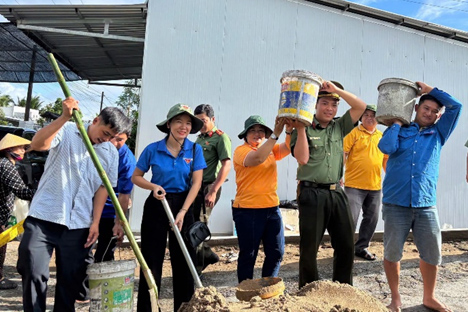 Công an TP. Cần Thơ phối hợp cùng chính quyền địa phương tham gia nâng cấp, sửa chữa cầu giao thông nông thôn tại xã Hòa An. Ảnh: Cổng TTĐT Công an TP. Cần Thơ  