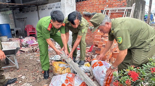 Công an xã Hỏa Lựu (TP. Cần Thơ) phối hợp cùng lực lượng tham gia bảo vệ an ninh, trật tự ở cơ sở trên địa bàn hỗ trợ ngày công giúp người dân xây dựng lại nhà ở mới. Ảnh: Cổng TTĐT Công an TP. Cần Thơ
