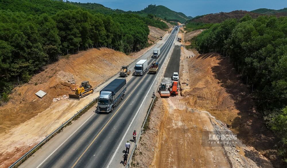 Cam Lo - La Son expressway reopens to traffic after heavy rain. Photo: Phuc Dat.