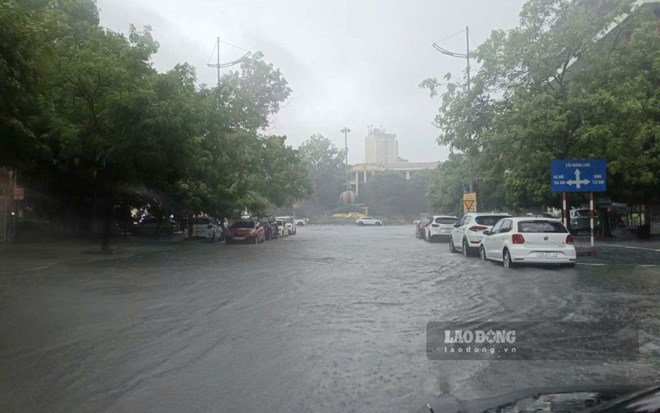 Les rues du centre du quartier de Hạc Thành, Thanh Hóa, sont profondément inondées après de fortes pluies fin août 2026. Photo: Quách Du