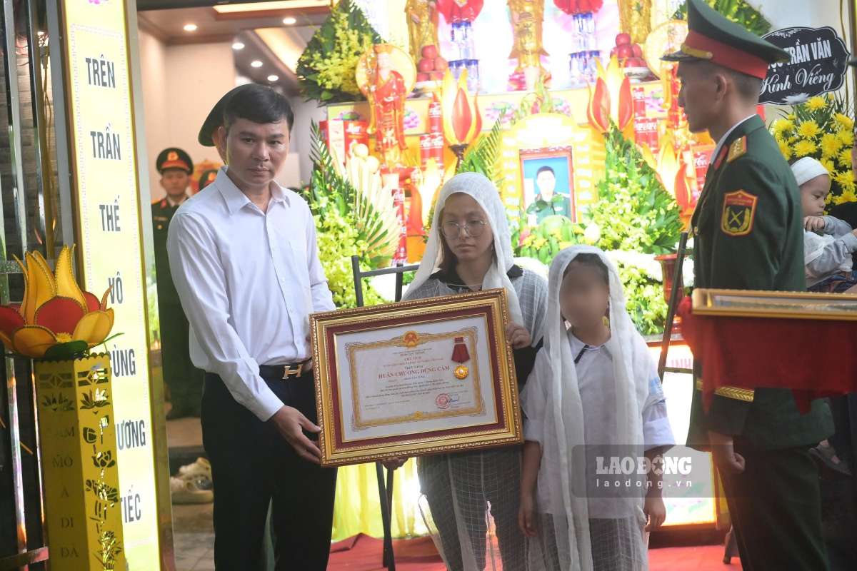 On September 14, leaders of Hung Yen province awarded the Medal of Courage to the relatives of Lieutenant Colonel Tran Van Tung. Photo: Luong Ha