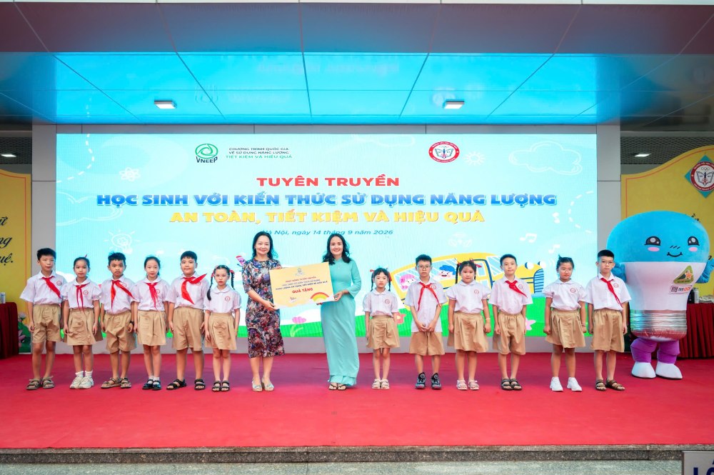 Ms. Nguyen Thi Lam Giang, Director of the Department of Innovation, Green Transformation and Industrial Promotion, Ministry of Industry and Trade (left) at the program. Photo: Department of Innovation, Green Transformation and Industrial Promotion
