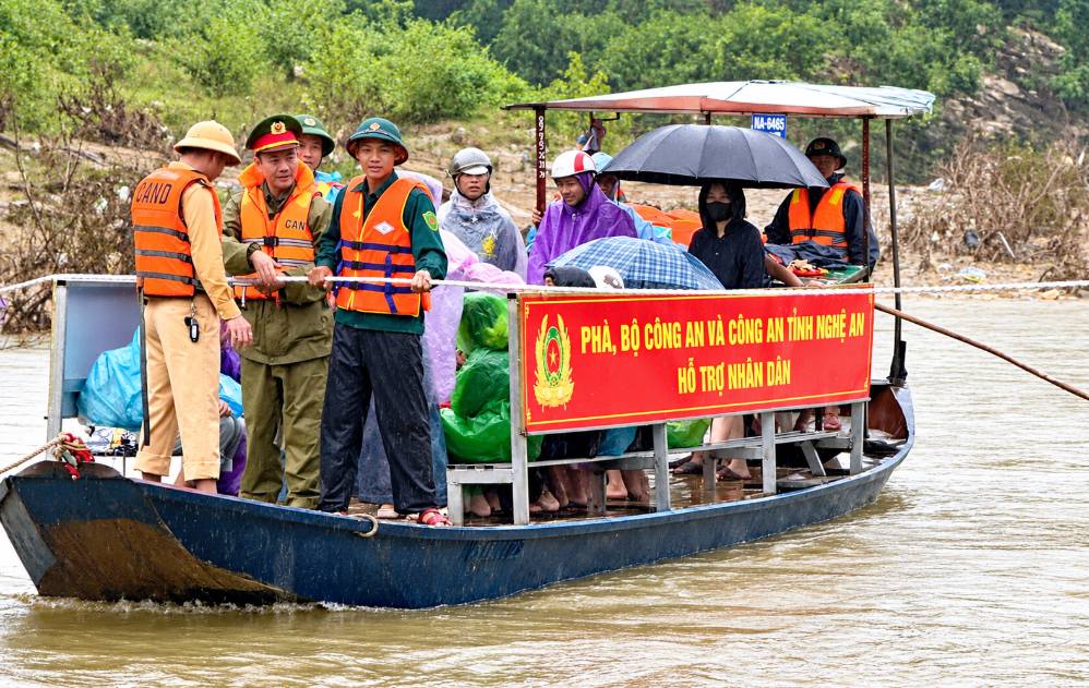 Ferry supported by the Ministry of Public Security and Nghe An Provincial Police to transport people in Yen Thang village, Yen Hoa commune, which was cut off by floods. Photo: Nghe An Police