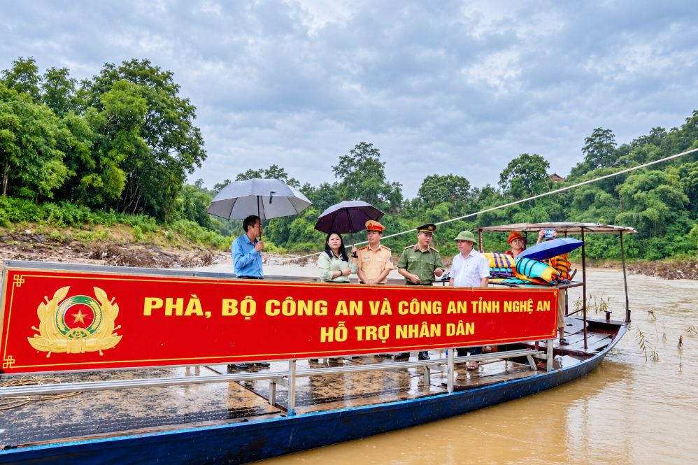 Đại diện Công an tỉnh Nghệ An và chính quyền địa phương kiểm tra phà trước khi đưa vào phục vụ người dân bản Yên Thắng. Ảnh: Công an Nghệ An