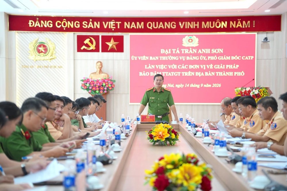 Đại tá Trần Anh Sơn, Phó Giám đốc Công an TP Đồng Nai chủ trì cuộc họp về giải pháp đảm bảo trật tự an toàn giao thông. Ảnh: CA TP Đồng Nai