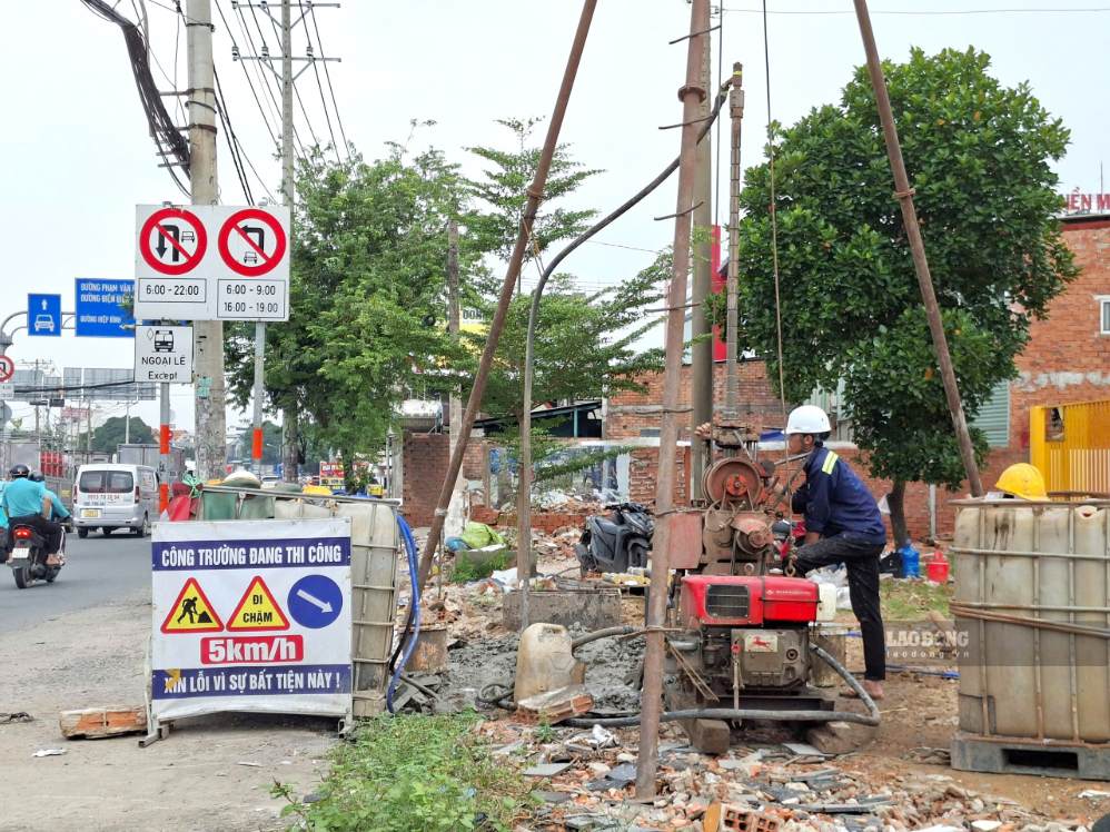 Các mỗi khoan địa chất dọc Quốc lộ 13 để phục vụ dự án mở rộng tuyến đường lên 60 m.  Ảnh: Minh Quân