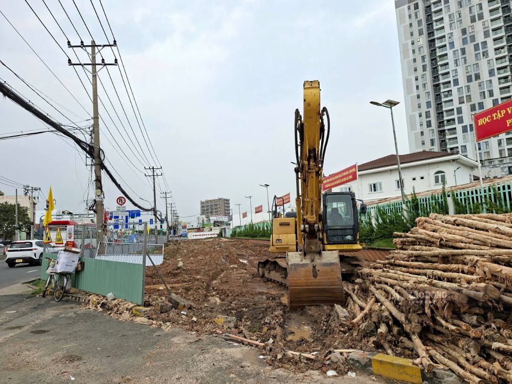 Máy móc được huy động thi công tại một số khu vực đã bàn giao mặt bằng ngày 14.9. Ảnh: Minh Quân