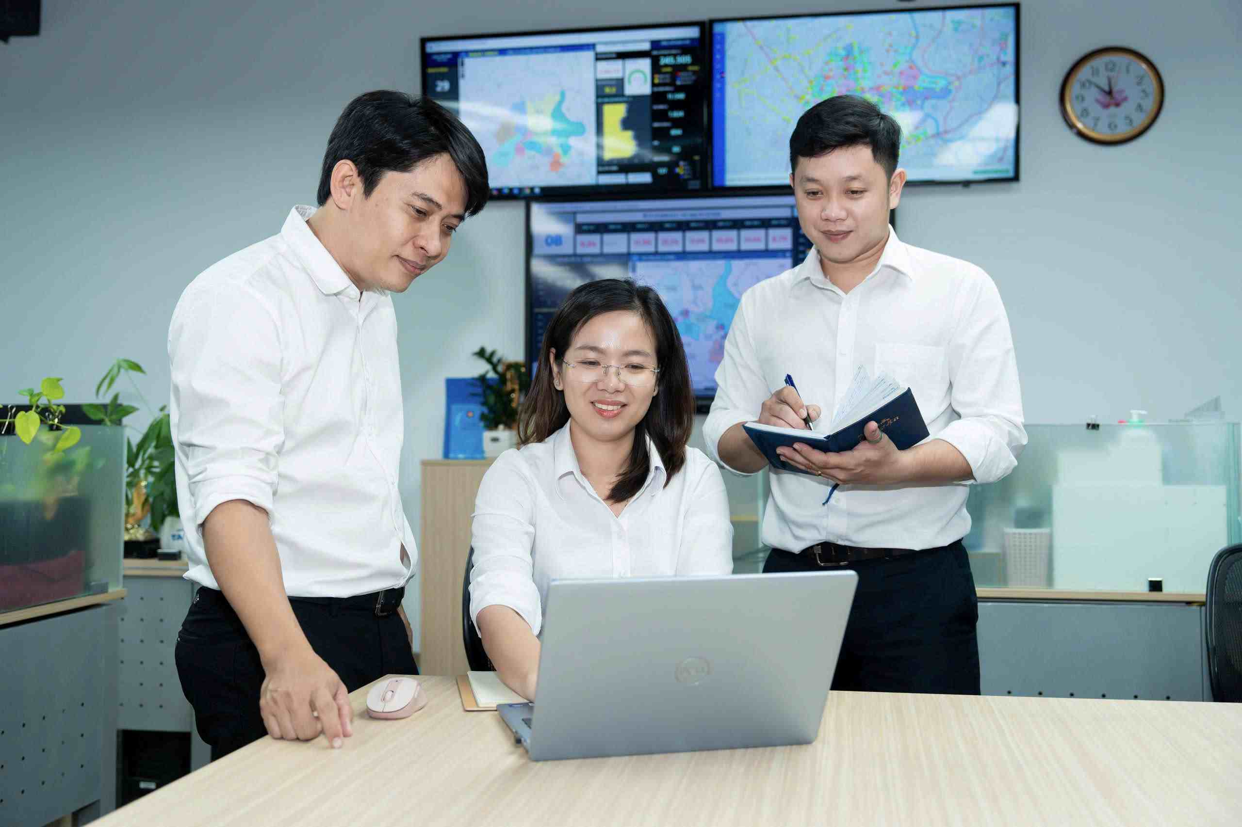 Mme Nguyễn Thị Kim Yến, chef adjoint du département technique, et ses collègues de la société par actions d'approvisionnement en eau Trung An. Photo: Personnage fourni