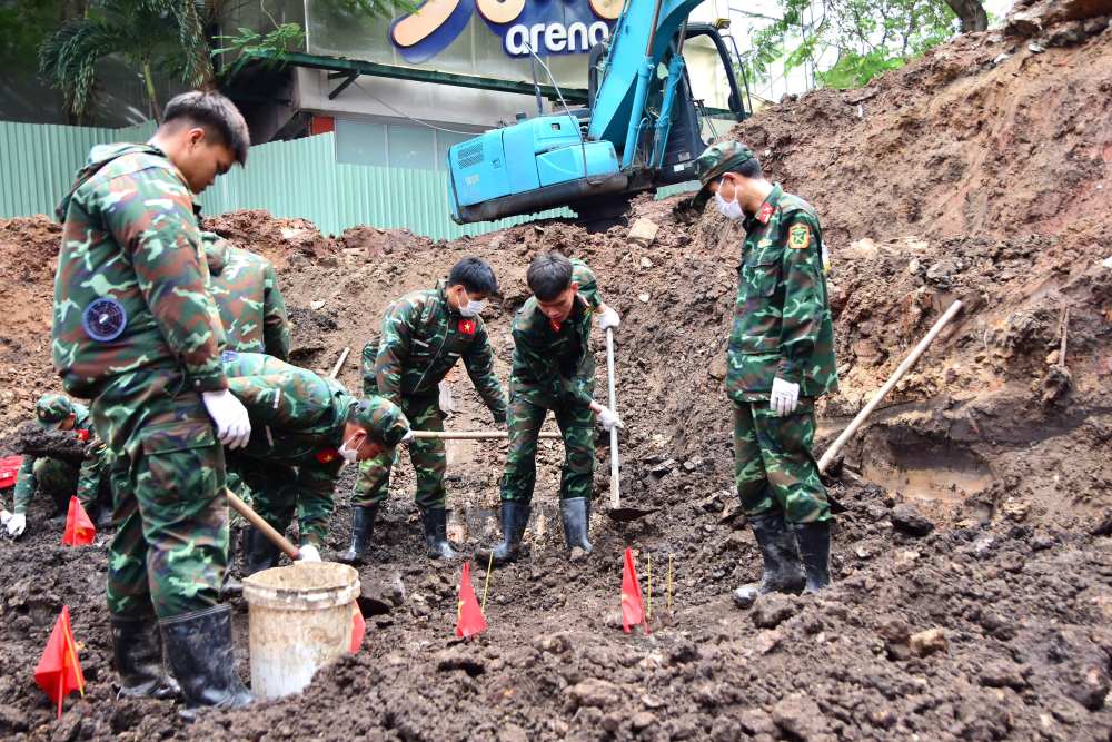 More than 300m3 of soil dug in a new grave ditch, 5 sets of martyrs' remains found in Ho Chi Minh City. Photo: Command taken on September 14th