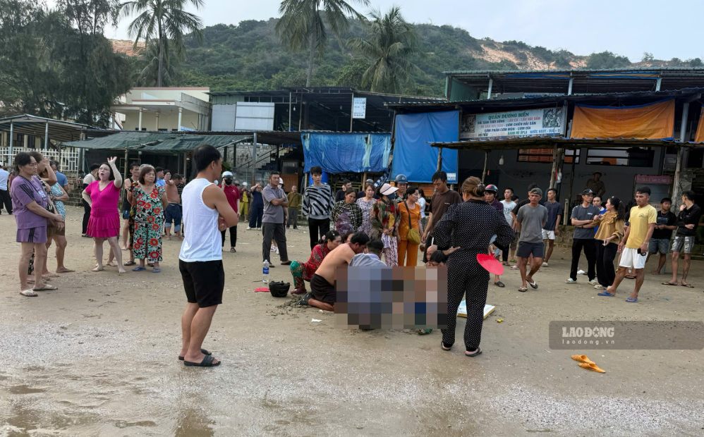 People rescue drowning victims ashore and give first aid, afternoon of September 14. Photo: Duy Tuan