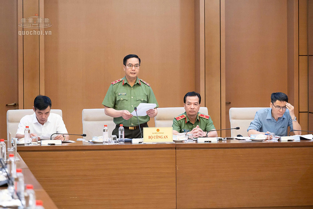 Lieutenant General Pham Cong Nguyen, Director of the Department of Legal Affairs and Administrative and Judicial Reform (Ministry of Public Security) presents a summary report on the draft Law on Handling of Administrative Violations (amended) at the preliminary appraisal session of this draft law on September 14. Photo: Quochoi. vn.