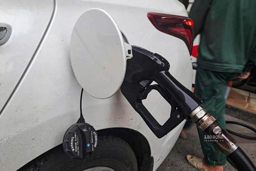 When the gasoline smell in the cabin is strong or prolonged, the driver should stop the car, turn off the engine and check the fuel system. Photo 9/9: Luc Giang
