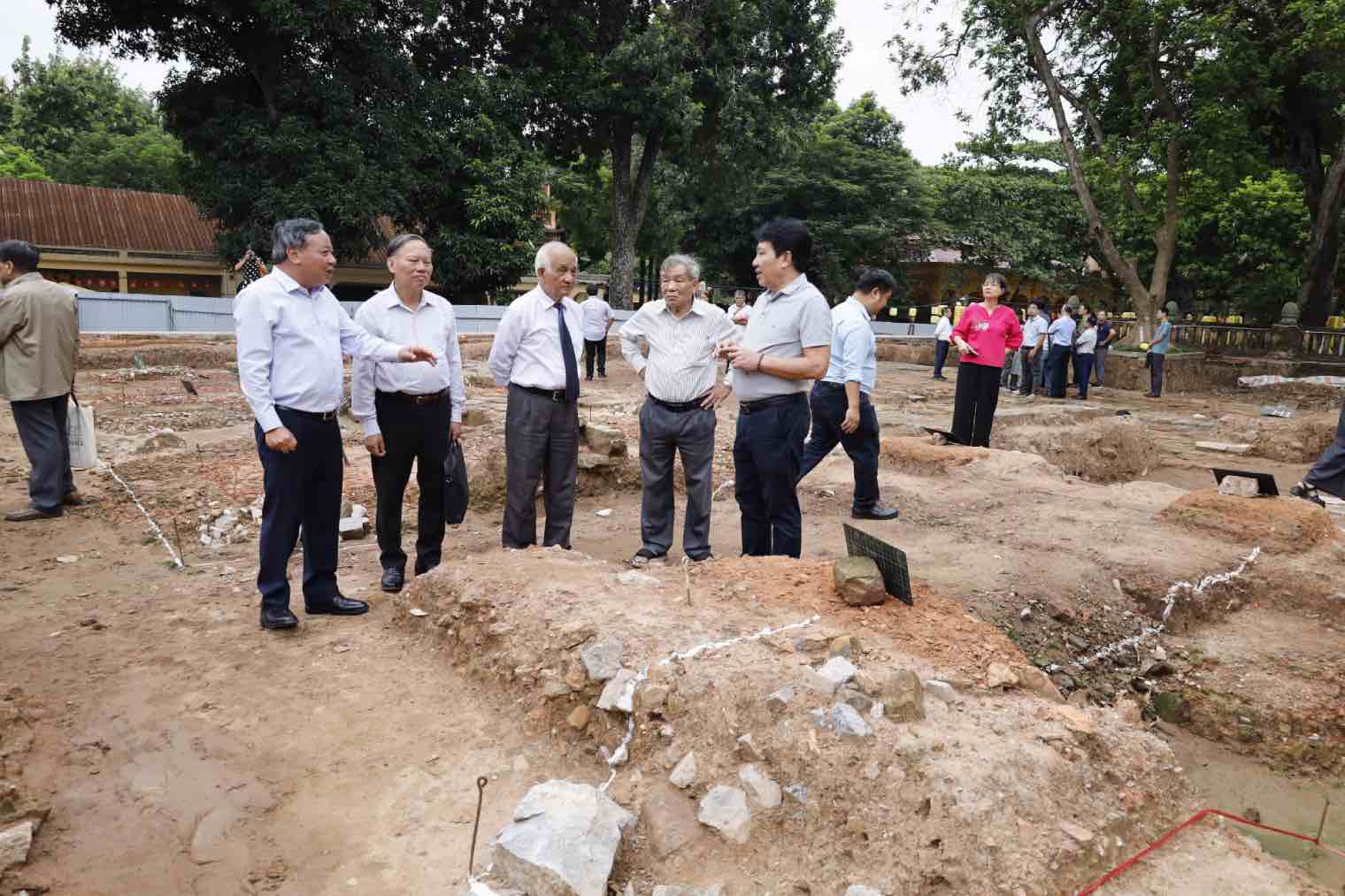 Phó Bí thư Thành ủy Hà Nội Nguyễn Văn Phong đã đến khảo sát khu vực khảo cổ. Ảnh: