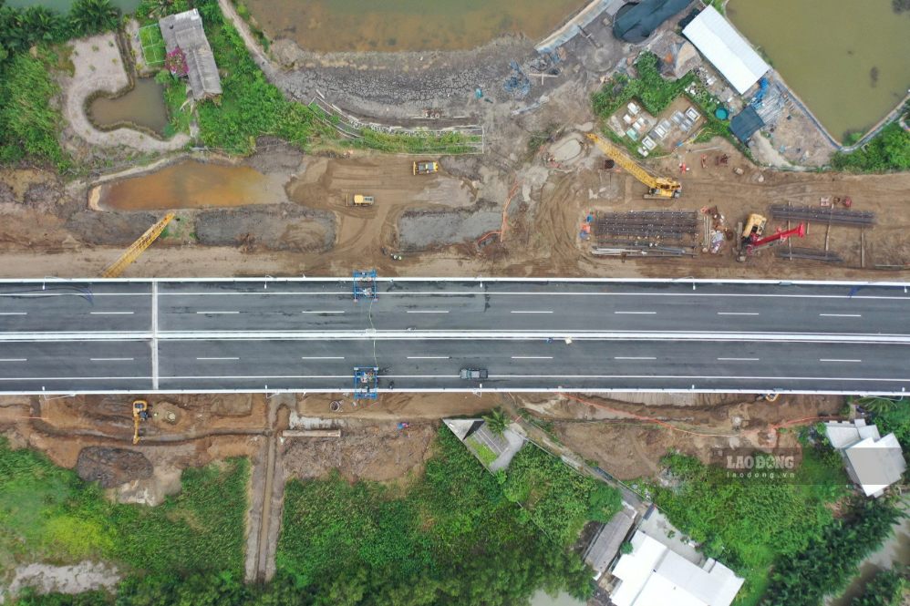 Đoạn đường Rừng Sác hướng về phà Bình Khánh được nâng cấp thành đường chính đô thị 4 làn xe, vận tốc thiết kế 60 km/h. Ảnh chụp ngày 12.9. Ảnh: Anh Tú