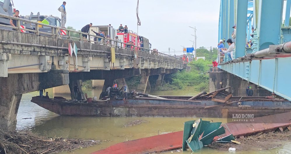 Sà lan được kéo ra khỏi mố cầu rồi được tàu kéo về phía hạ lưu, lọt qua 2 cây cầu vào lúc 16h28 ngày 14.9. Ảnh: Hưng Thơ