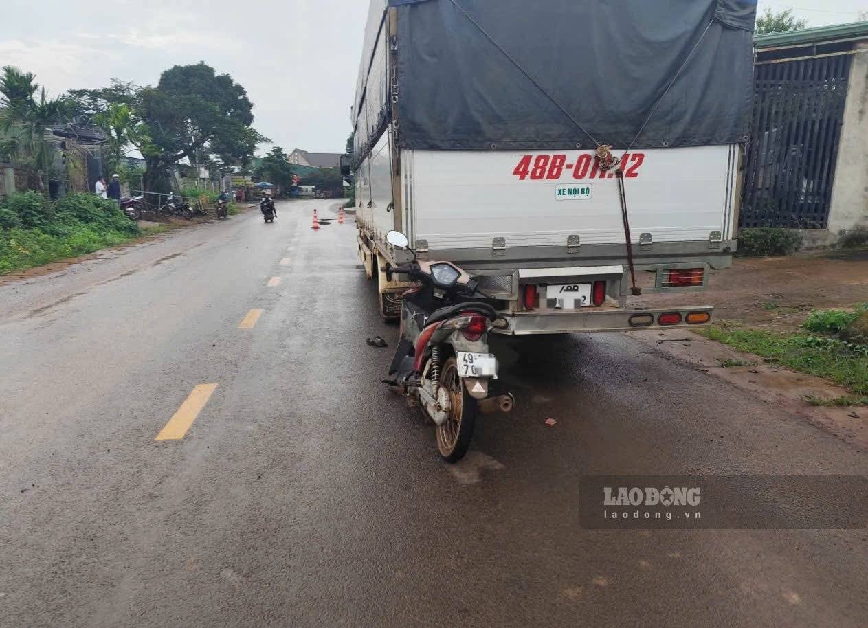 Scene of a motorbike accident hitting the rear of a truck in the afternoon of September 14. Photo: Tran Thang