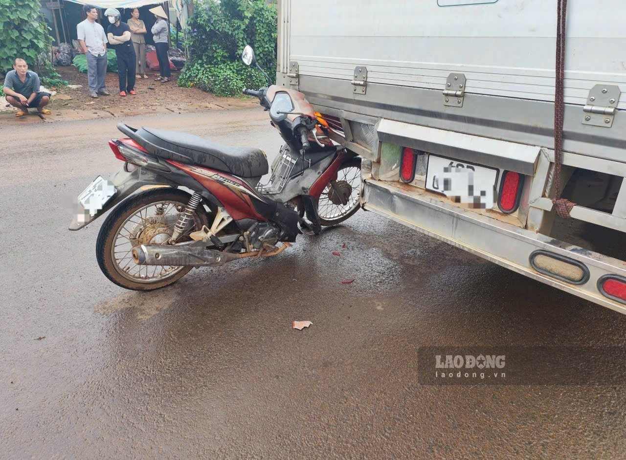 Hiện trường vụ tai nạn xe máy tông vào đuôi xe tải khiến người đàn ông tử vong vào chiều 14.9. Ảnh: Trần Thăng