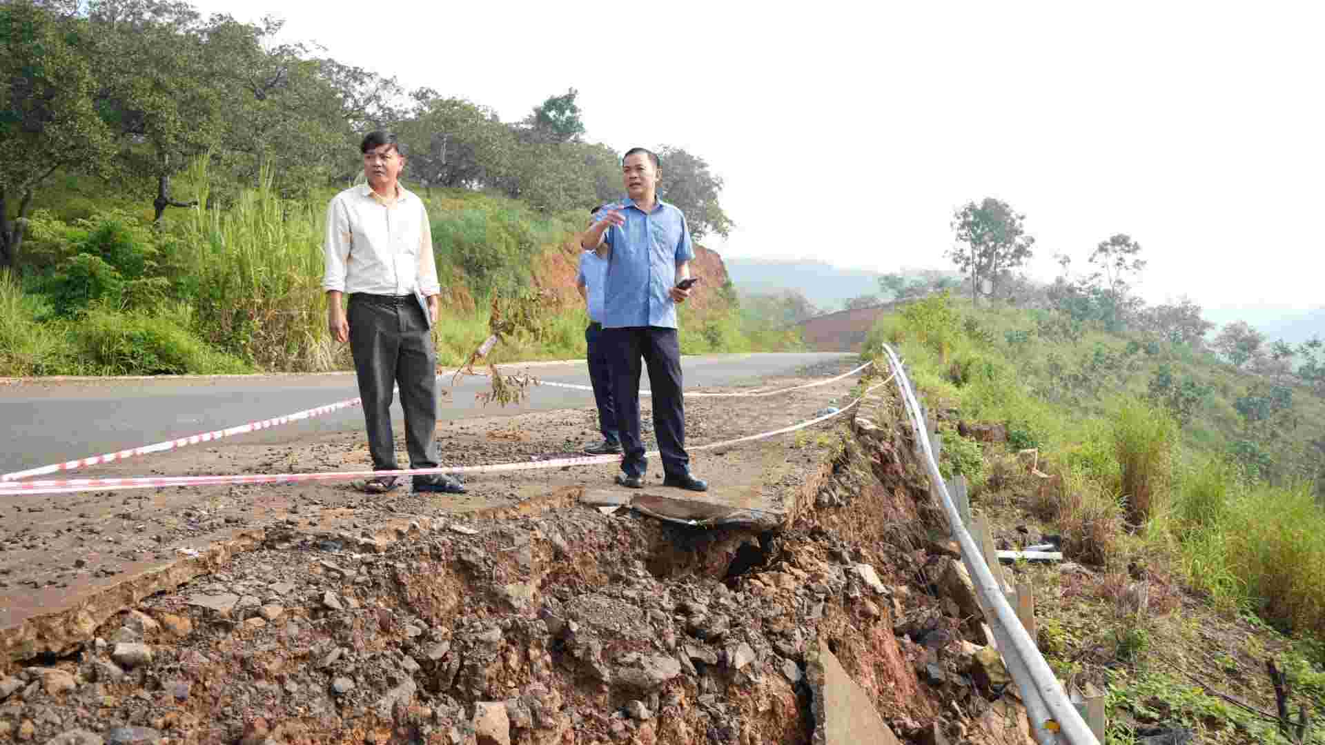 Landslide on the taluy on National Highway 14 section passing through Son Lap bridge, Tho Son commune. Photo: Tho Son Commune People's Committee