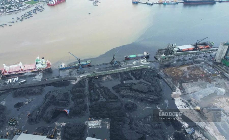Agua negra de la zona de almacenamiento de carbón en el grupo portuario de Nam Nghi Son fluye hacia el mar. Foto: Minh Hoang ( tomada el 26 de agosto)