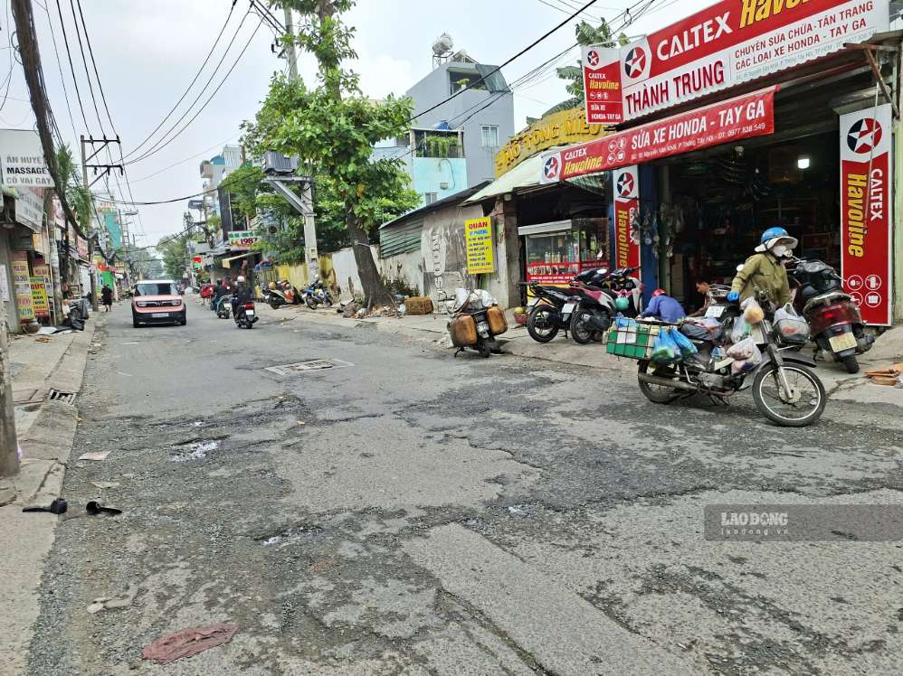 Mặt đường Nguyễn Văn Khối hư hỏng do thường xuyên ngập nước.  Ảnh: Minh Quân