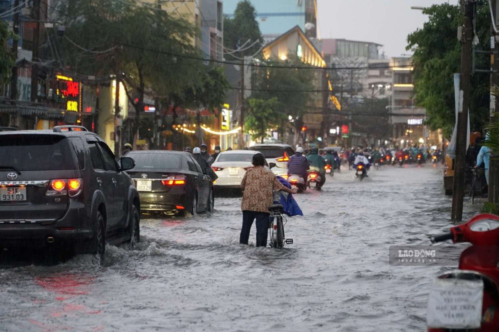 Đường Nguyễn Văn Khối ngập như sông sau trận mưa lớn tháng 6.2026.  Ảnh: Minh Quân