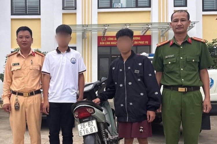 Hai thanh niên không đội mũ bảo hiểm, trượt lê chân trên Quốc lộ 4G tại cơ quan chức năng. Ảnh: Công an tỉnh Sơn La chụp ngày 14.9.2026