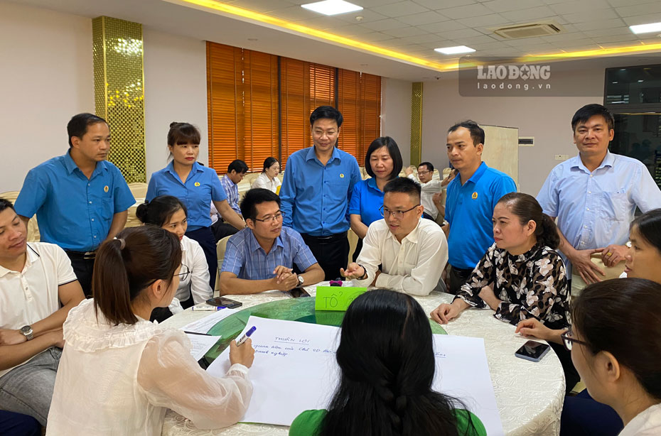 Mr. Tran Van Tram (wearing a blue plaid shirt) at the training class on negotiation skills and implementation of collective labor agreement in August 2026. Photo: Kim Tuyen