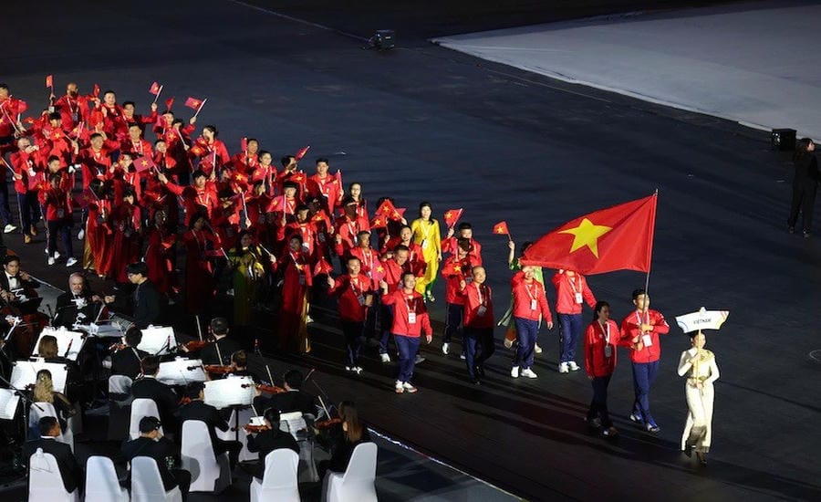 L'attaquante centrale Lê Thanh Thúy et le combattant Minh Thuận ont déjà porté le drapeau de la délégation sportive vietnamienne aux SEA Games 33. Photo: Trương Anh Đức