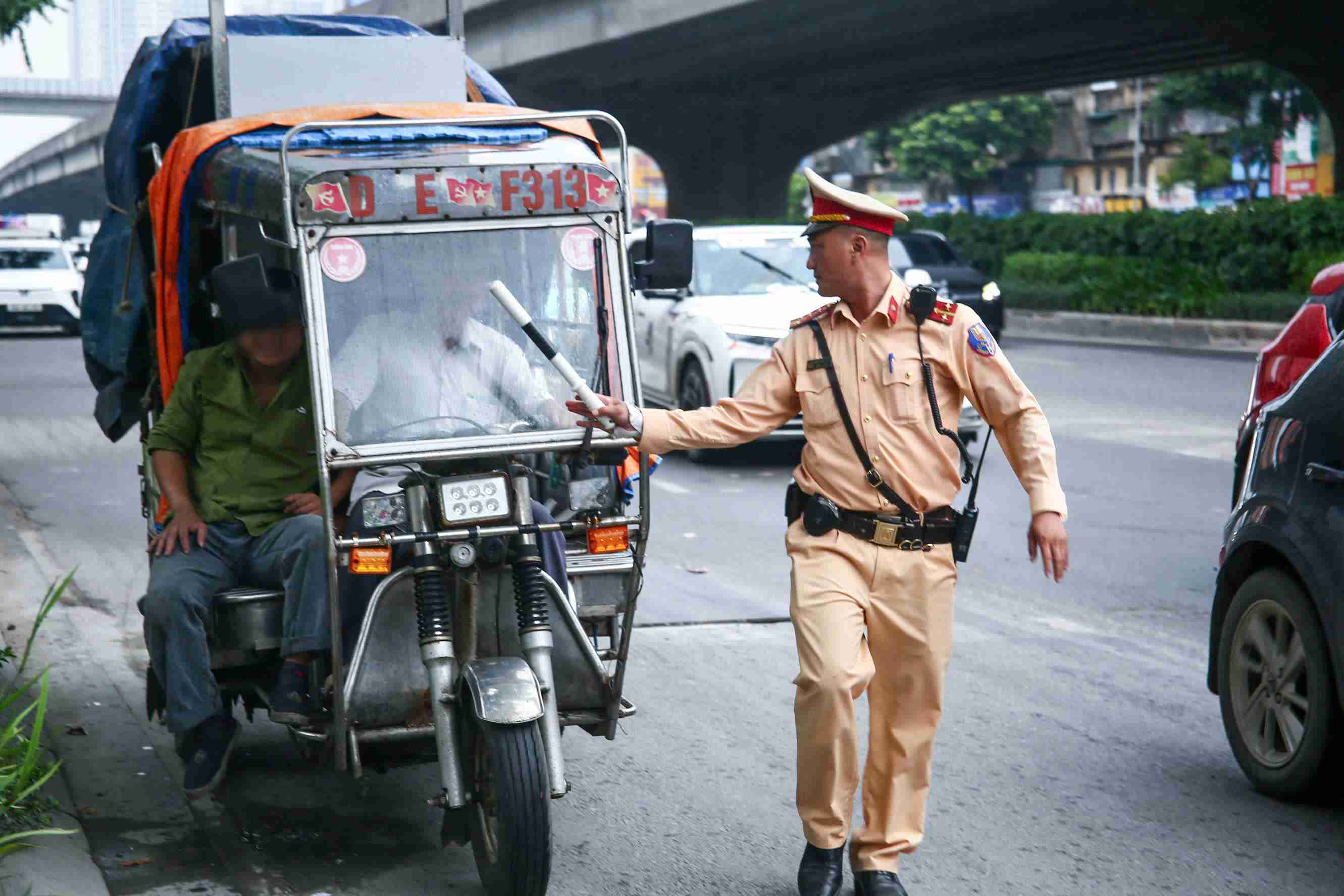 The front of the self-made three-wheeled vehicle has a logo with the words "injured soldier". Photo: Hanoi Traffic Police Department