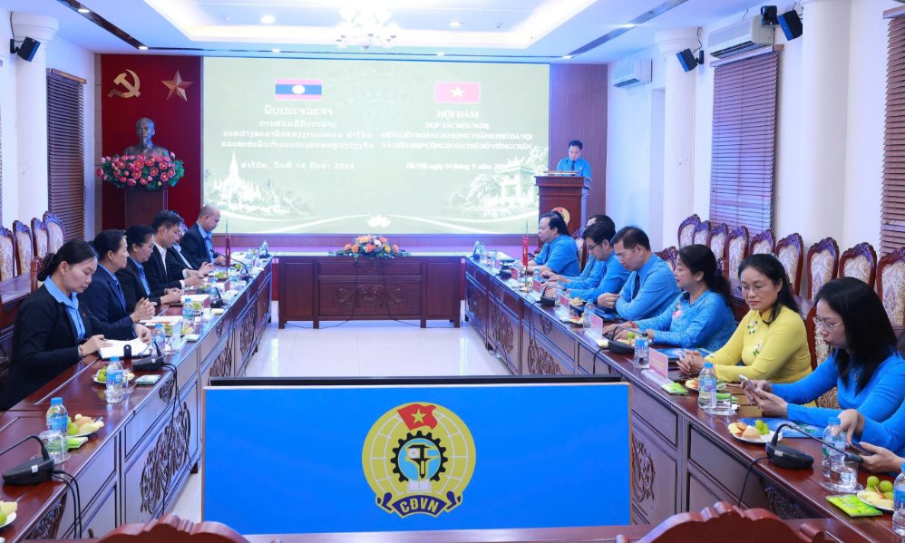 Réunion de coopération amicale entre la Fédération du travail de Hanoï et l'Union des syndicats de la capitale Vientiane (Laos), dans l'après-midi du 14 septembre. Photo: Ngọc Ánh/Fédération du travail de Hanoï