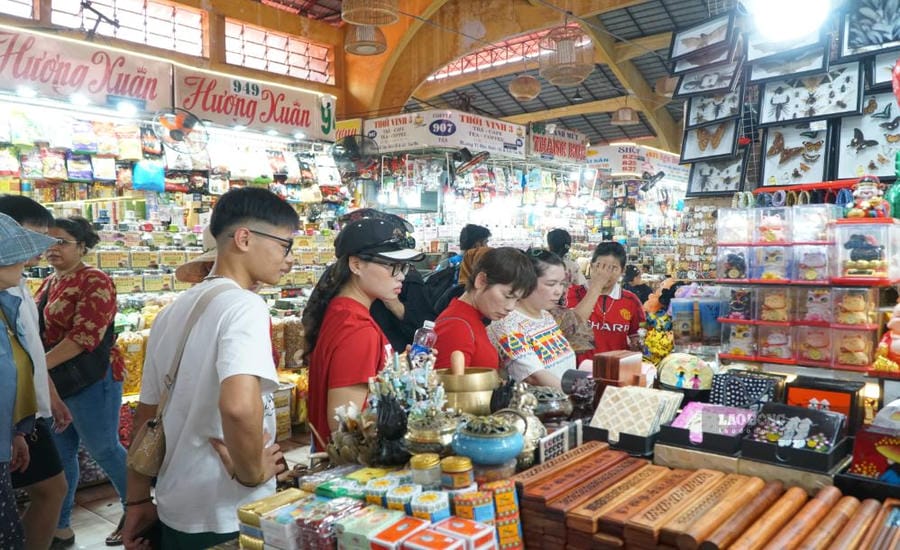 Tourists visit Ben Thanh market. Photo: Thanh Chan taken in September 2026