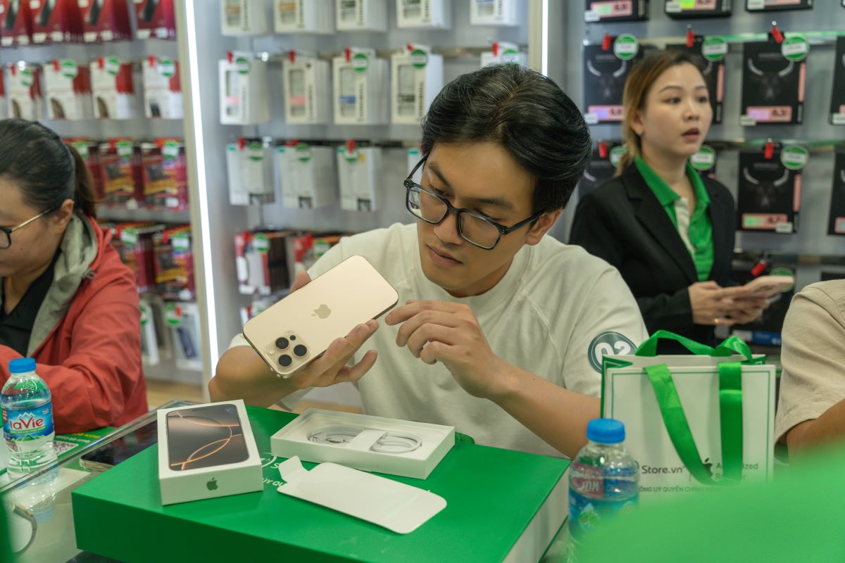 Khách hàng Việt Nam dành sự quan tâm rất lớn cho iPhone mỗi khi ra mắt. Ảnh: 24hStore, cung cấp tháng 9.2026