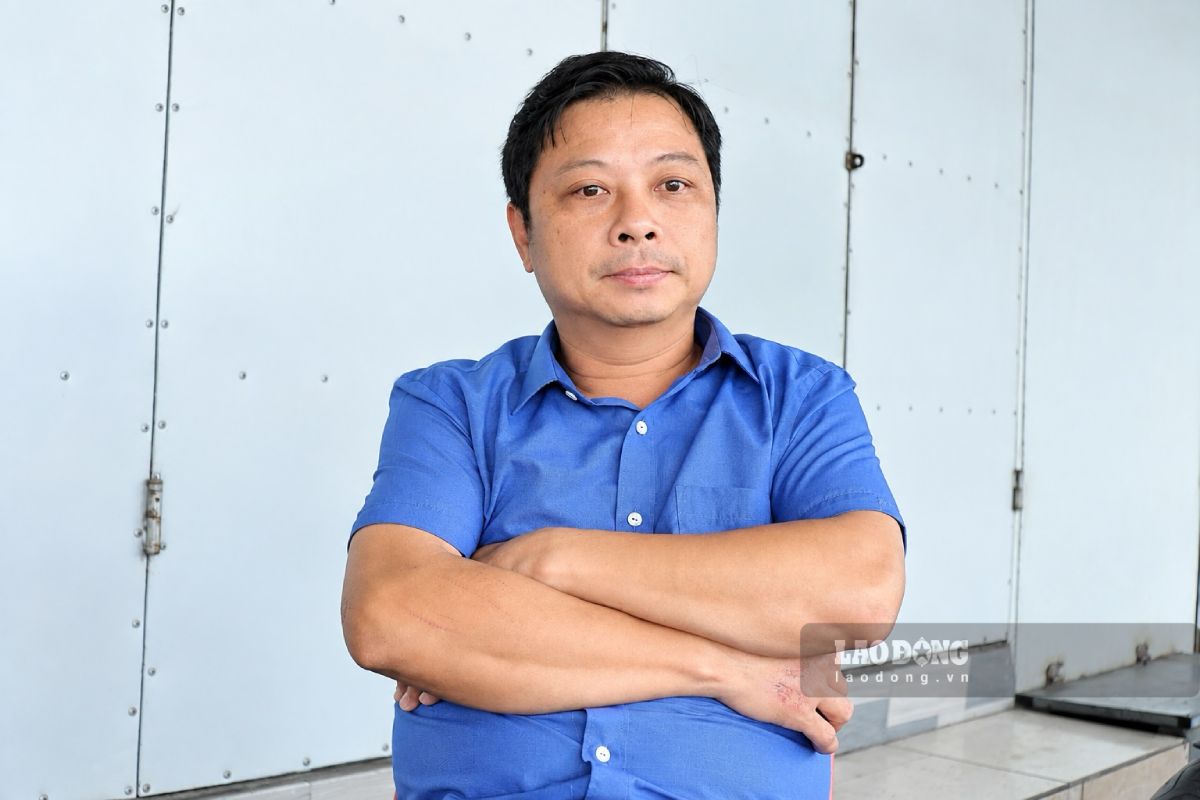 Anh Tiến nghẹn lại khi nhắc đến Trung tá Trần Văn Tùng. Ảnh: Lương Hà (chụp ngày 14.9)