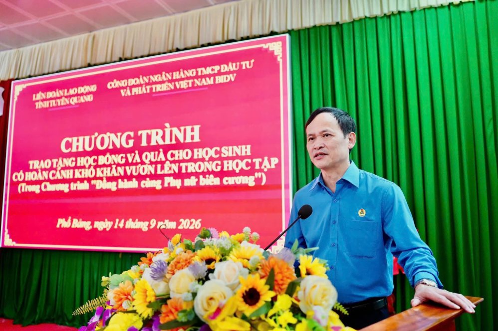 Chủ tịch LĐLĐ tỉnh Tuyên Quang Triệu Tài Phong phát biểu tại chương trình. Ảnh: Công đoàn Thái Nguyên