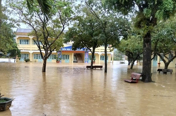 Điểm chính của Trường TH&THCS Ba Lòng bị nước lũ bao quanh vào ngày 13.9. Ảnh: Trường TH&THCS Ba Lòng 