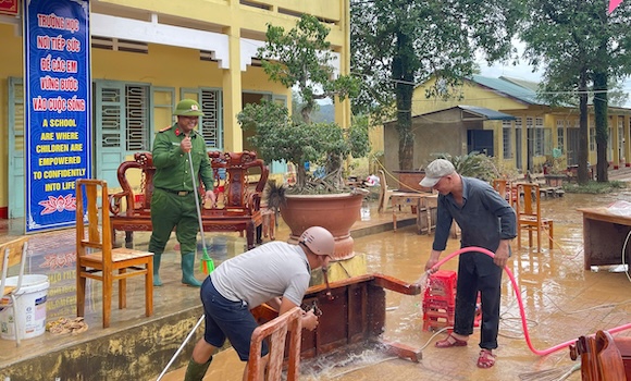 Lớp bùn non bám trên bàn, ghế được xịt rửa làm sạch, đến chiều tối 14.9 hoàn thành để ngày 15.9 học sinh được trở lại trường. Ảnh: Trường TH&THCS Ba Lòng
