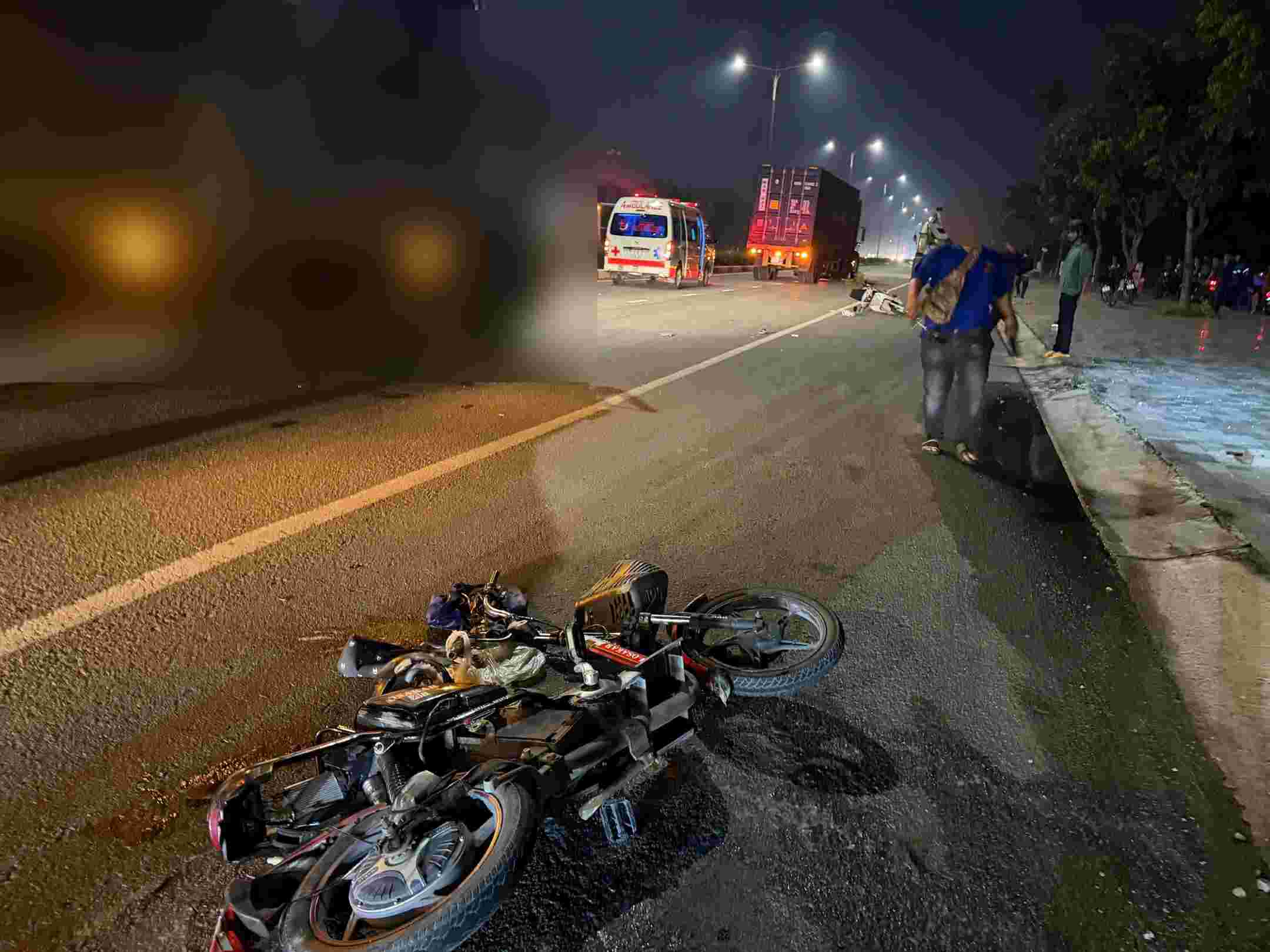 Scene of the chain collision that killed a young man in Binh Duong ward, Ho Chi Minh City. Photo: Reader provided