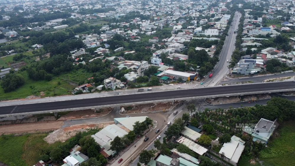 Ring Road 3 overpass through old Binh Duong accelerates completion. Photo: Dinh Trong