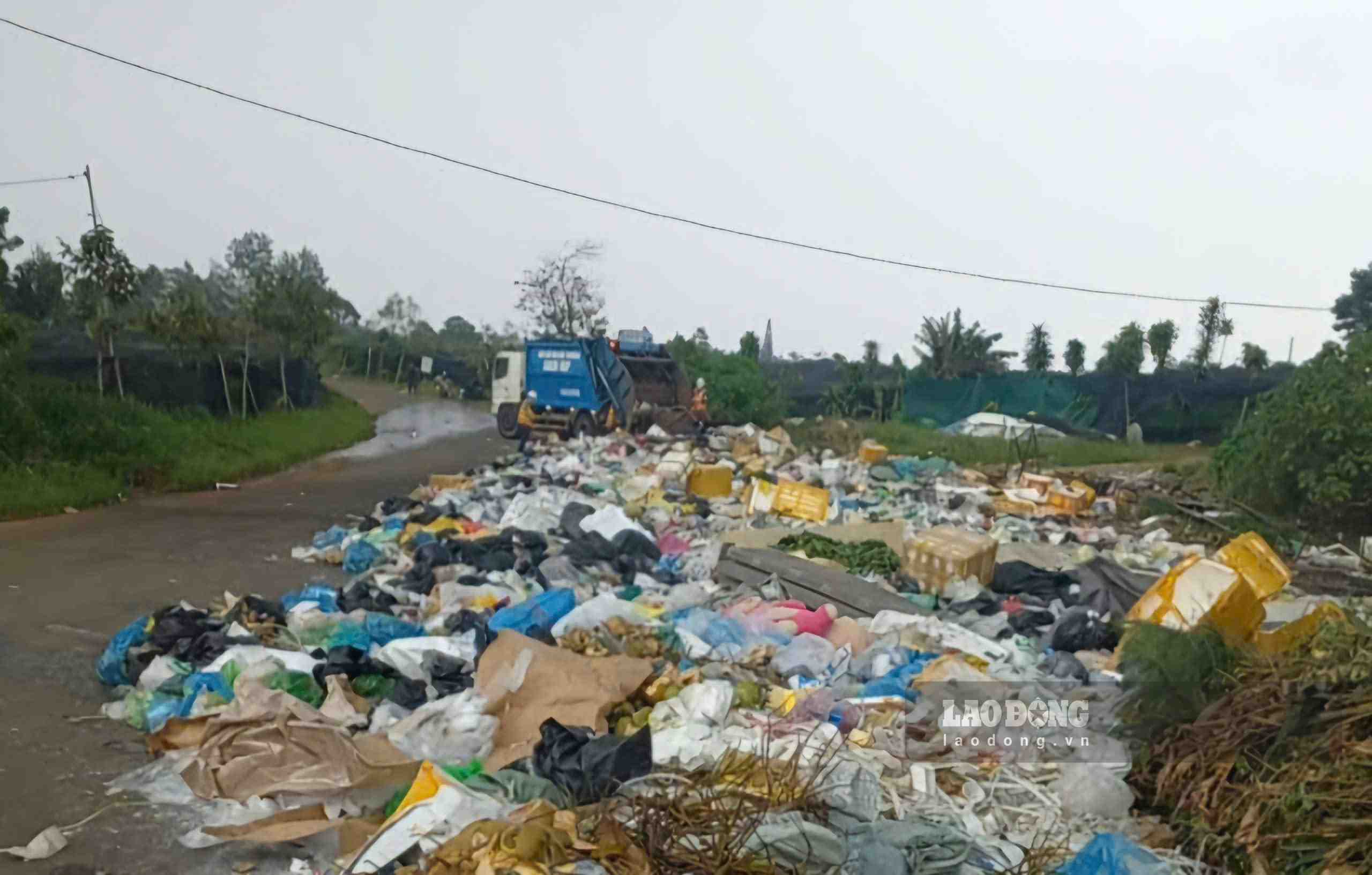 Xe thu gom vận chuyển rác ứ đọng trên đường Hoàng Văn Thụ vào sáng sớm 15.9. Ảnh: Phúc Khánh