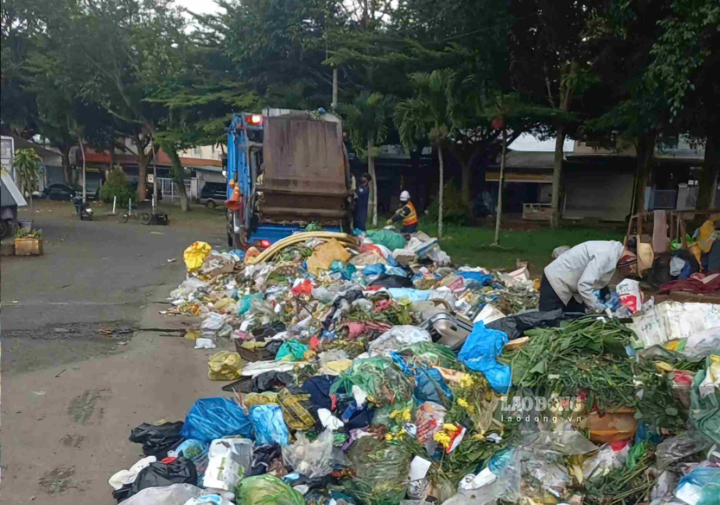 Xe thu gom vận chuyển hàng tấn rác ứ đọng tại chợ trung tâm Bảo Lộc vào chiều tối 14.9. Ảnh: Phúc Khánh