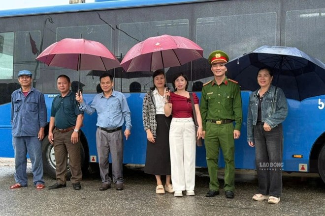 On September 14, officials and teachers of Quynh Tam Primary School came to Tien Son satellite point to pick up students to return to the main school. Photo: Duy Chuong