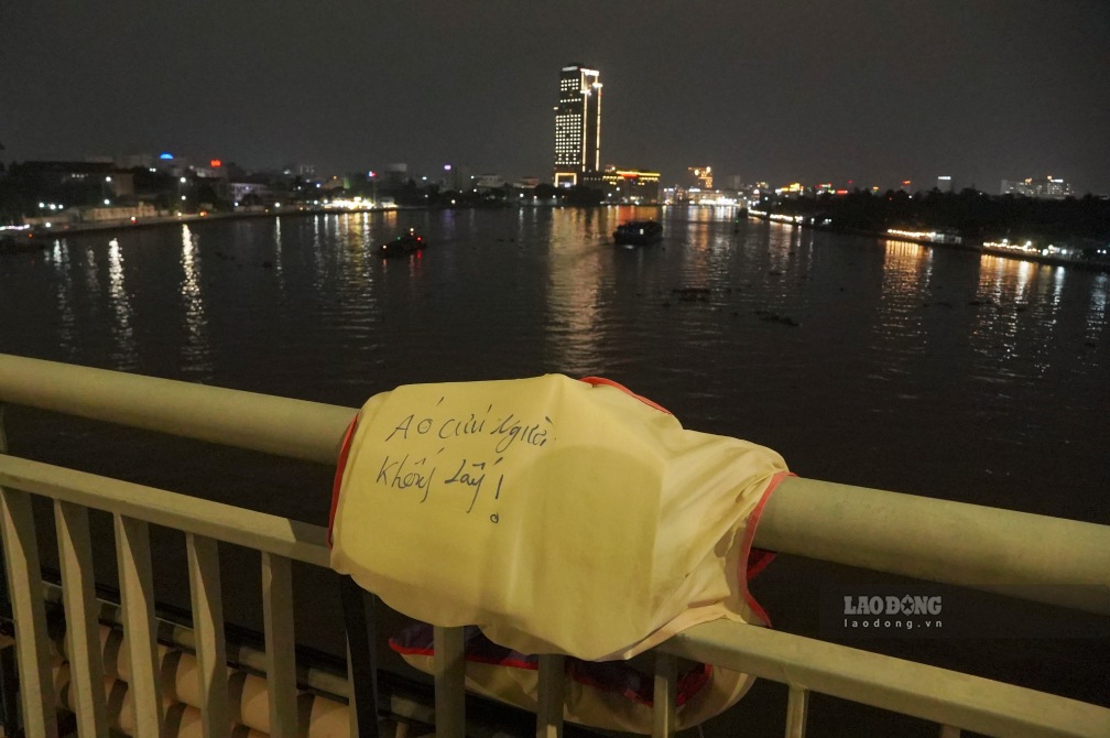 Life jackets appear on Hung Loi bridge (Can Tho City). Photo: Ta Quang (photo taken on the evening of September 14)