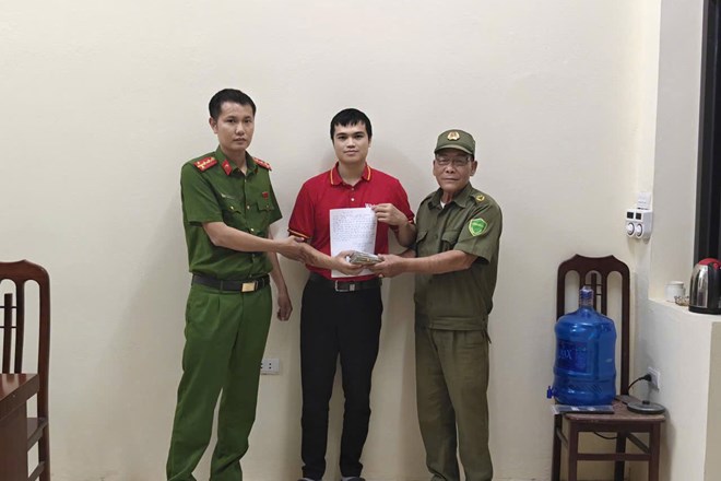 Lực lượng công an trao trả tài sản đánh rơi cho anh Nguyễn Văn Dũng (trú tại xã Vân Đình, Hà Nội). Ảnh: Trang TTĐT xã Hòa Xá