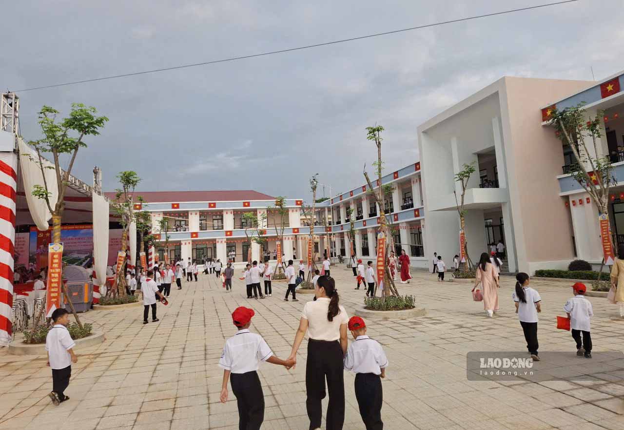 Lễ khai giảng và khánh thành Trường phổ thông nội trú liên cấp Tiểu học và THCS Hương Khê hôm 5.9. Ảnh: Trần Tuấn